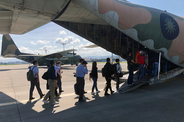 ▲▼記者搭上台灣空軍C-13運輸機。（圖／路透）