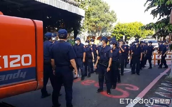 ▲快訊／長老自焚...違建永久屋今開拆！族人靜坐阻擋　出動250警力（圖／記者黃子倩翻攝）