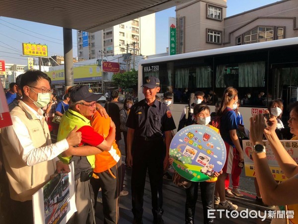 ▲台南市警佳里分局長甘炎民率員加強交安宣導，大家一起尊重自己與他人的生命，以保障行車安全，才能快快樂樂出門，平平安安回家。（圖／記者林悅翻攝，下同）