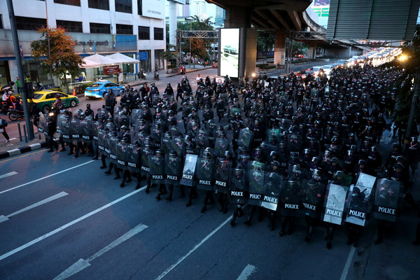 ▲▼泰國曼谷爆發大規模示威，政府14日清晨宣布進入緊急狀態，數百名防暴警察到場驅離。（圖／路透）