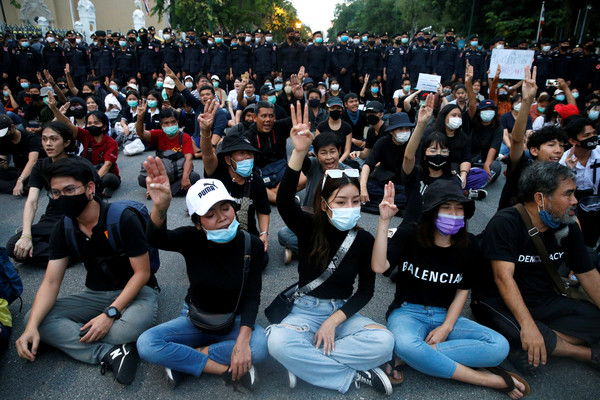 ▲▼泰國曼谷爆發大規模示威，政府14日清晨宣布進入緊急狀態，數百名防暴警察到場驅離。（圖／路透）