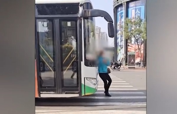 ▲女子用肉身擋公車。（圖／翻攝自時間視頻，下同）