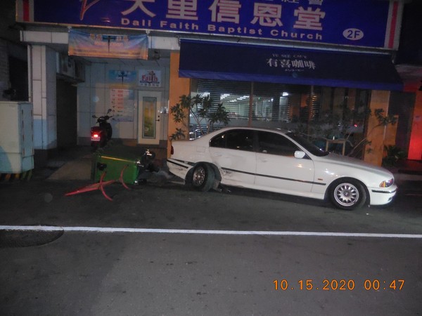 ▲▼台中一輛自小客車衝撞BMW，但被撞的BMW駕駛反而逃離現場。（圖／記者鄧木卿翻攝）