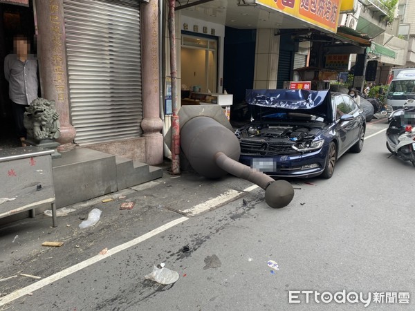 ▲▼三重婦人開車打錯檔失控撞毀8車。（圖／記者陳豐德翻攝）