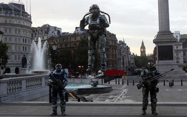 ▲▼微軟派出噴射背包駕駛員在倫敦上空飛行，為宣傳新遊戲《最後一戰：瑞曲之戰》。（圖／CFP）