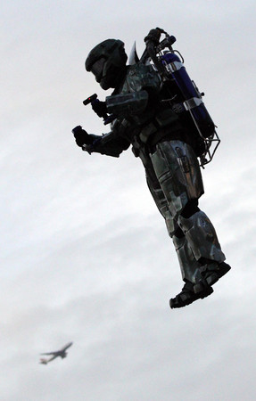 ▲▼微軟派出噴射背包駕駛員在倫敦上空飛行，為宣傳新遊戲《最後一戰：瑞曲之戰》。（圖／CFP）