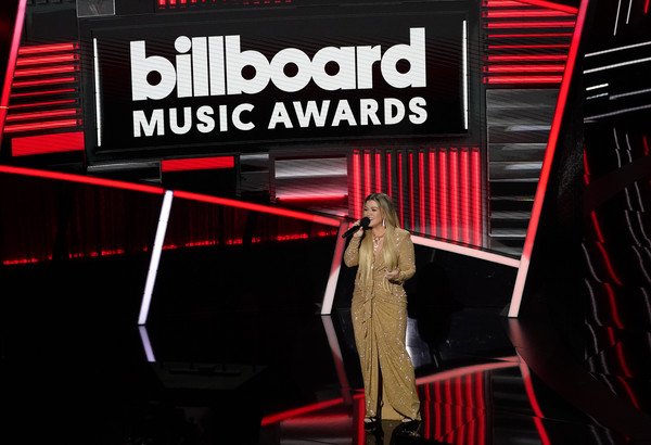 ▲▼2020年美國告示牌音樂大獎（Billboard Music Awards）巨星馬龍（Post Malone）、Lizzo、怪奇比莉（Billie Eilish）、蜜桃貓朵加（Doja Cat）、凱莉克萊森（Kelly Clarkson）。（圖／達志影像／美聯社）