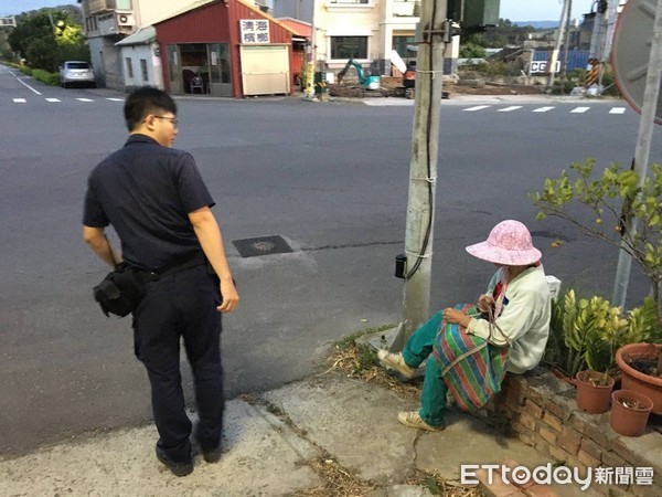 ▲員警發現老婦獨自呆坐在派出所門口，便趨前查看，發現婦人為轄區造冊建檔之失智老人。（圖／記者黃孟珍翻攝）