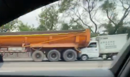 ▲▼小貨車追撞砂石車             。（圖／翻攝臉書快樂運轉手）