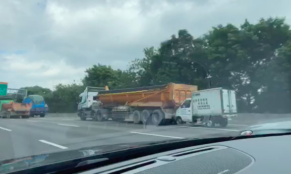 ▲▼小貨車追撞砂石車             。（圖／翻攝臉書快樂運轉手）