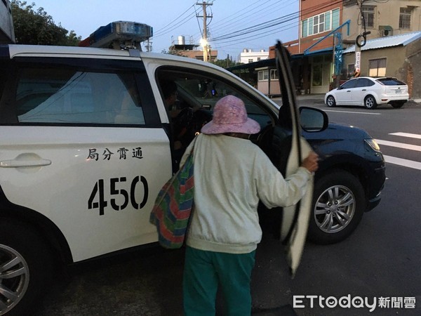 ▲通霄警方擔心天色昏暗發生危險，便主動開警備車護送謝婦安全返家。（圖／記者黃孟珍翻攝）