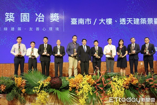 ▲2020建築園冶獎台南喜獲25座大獎，黃偉哲市長表示，與台南市民共享榮耀。（圖／記者林悅翻攝，下同）