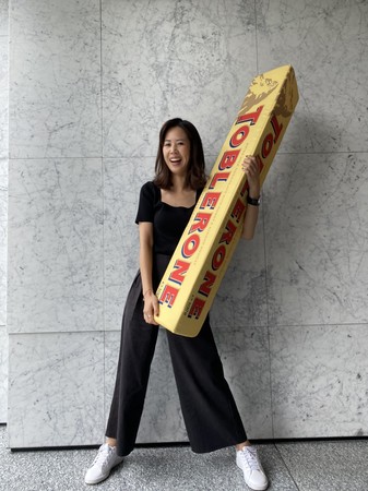 ▲▼全聯與百年瑞士三角巧克力TOBLERONE首度合作，獨家推出網美系聯名甜點，購買指定商品還有機會抽中巨型抱枕。（圖／全聯提供）