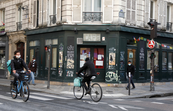 ▲▼法國巴黎由於第二波疫情攀升，所有市內的酒吧被勒令停業。（圖／路透）