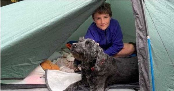 麥克斯的鄰居兼好友因癌症去世，臨終前給了他一個帳篷。（圖／翻攝自RACHAEL WOOSEY臉書）