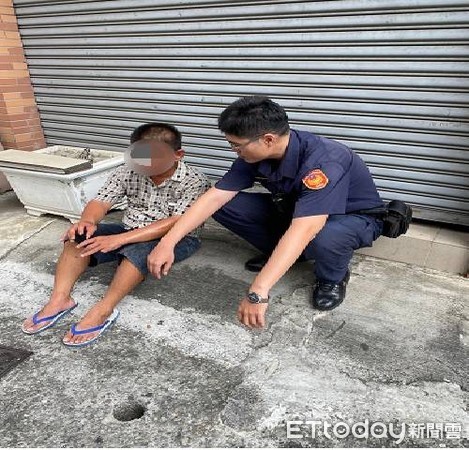 ▲屏東警分局公館派出所警員王家祥、黃憲昌連絡廖男家人將他帶回            。（圖／記者陳崑福翻攝）