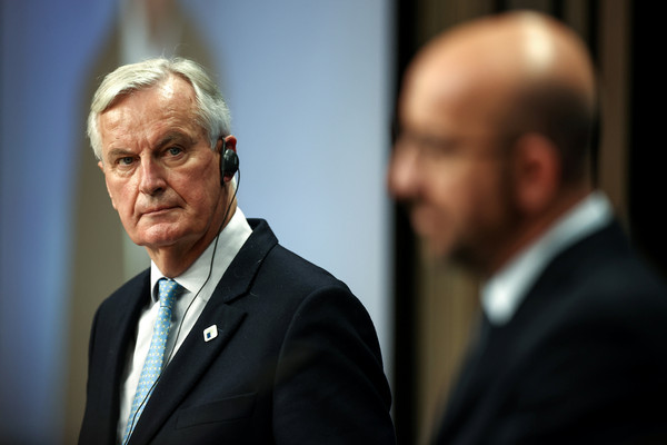 ▲▼歐盟於15日起在布府魯塞爾舉行高峰會，英國談判代表佛羅斯特（David Frost）、歐盟談判代表巴尼耶（Michel Barnier）與歐盟理事會主席米歇爾（Charles Michel）皆出席。（圖／路透）