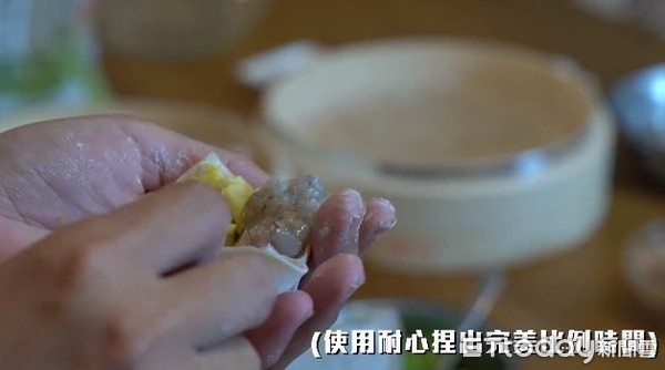 ▲黃偉哲上菜囉…「黃金比例燒賣」偷藏天能梗！笑喊：我是特級吃貨。