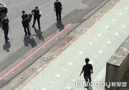 ▲台南市警一分局警方派員到場，逮捕該名持刀男子強制送醫。（圖／記者林悅翻攝，下同）