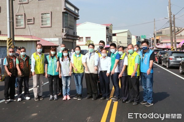 ▲白河區林初埤小南海周邊6條觀光路線道路優質化暨景觀綠美化工程，目前已進入收尾階段，市長黃偉哲等人前往視察施工成果。（圖／記者林悅翻攝，下同）