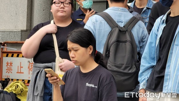 ▲▼學生到交通部抗議、聲援南鐵拒遷戶。（圖／記者黃軍瑋攝）