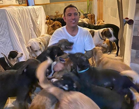 ▲墨西哥坎昆（Cancún）的皮門特爾（Ricardo Pimentel）把收容所300多隻狗狗帶回家躲避颶風。（圖／翻攝自Facebook／Ricardo Pimentel Cordero