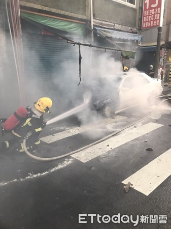 ▲屏東縣政府消防局消防人員迅速將自小客車火勢撲滅               。（圖／翻攝）