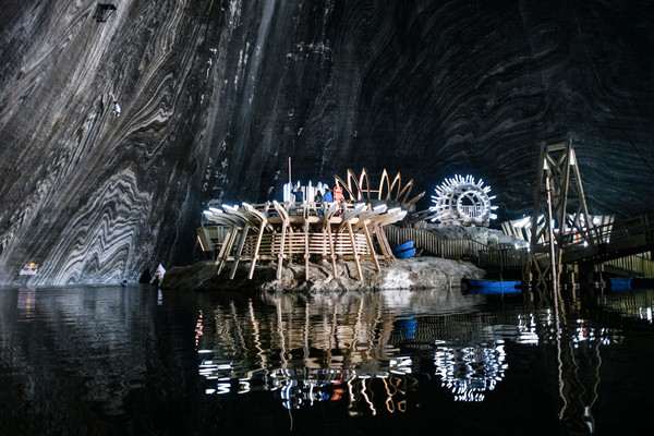▲Iffland和Popovici雙人挑戰羅馬尼亞鹽礦內地下懸崖跳水！。（圖／Red Bull提供）