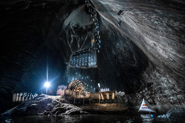 ▲Iffland和Popovici雙人挑戰羅馬尼亞鹽礦內地下懸崖跳水！。（圖／Red Bull提供）