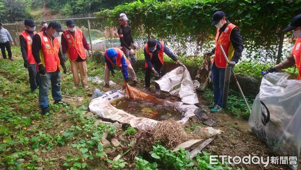 ▲新北防登革熱疫情蔓延 號召50名替代役男孳清百坪空地。（圖／新北市民政局提供）