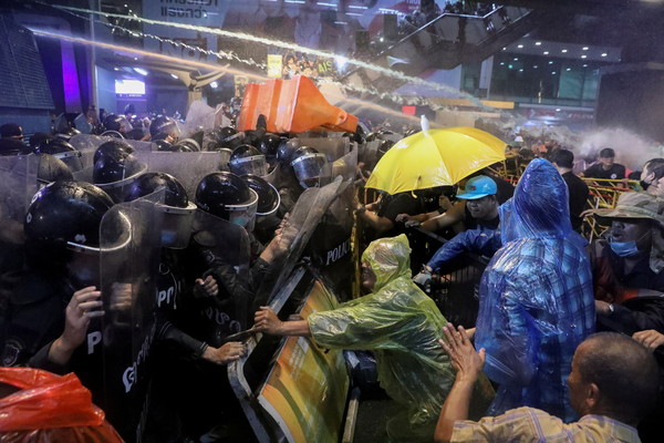 ▲▼泰國警方使用強力水柱驅逐人群，雙方爆發激烈衝突。（圖／路透）