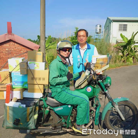 ▲屏東縣東港安泰醫院榮譽院長蘇清泉在高樹鄉新豐村遇到這位郵務士，機車前後左右掛滿要遞送郵件，宛如無敵超人            。（圖／記者陳崑福翻攝）