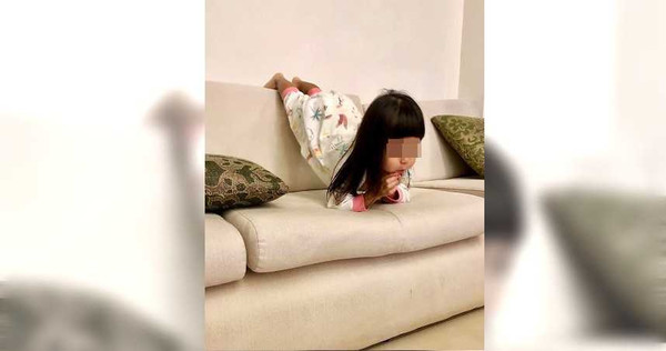 有兩歲女童用「棒式」動作看電視，專業模樣驚呆網友。（圖／翻攝「爆廢公社二館」臉書）