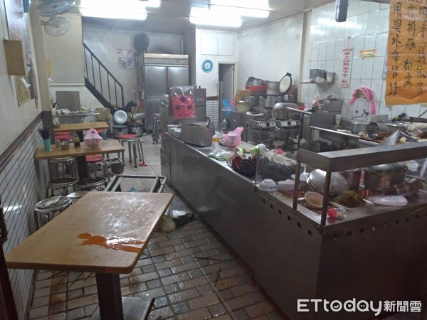 ▲▼宜蘭市某早餐店17日凌晨遭酒客砸店。（圖／記者游芳男翻攝）