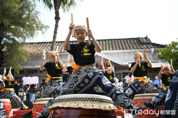 ▲慶祝台南火車站120周年慶「驛藝生輝：追雲去」活動，於台南保安車站盛大開幕，台南市長黃偉哲擔任一日列車長，鳴笛提醒乘客火車即將出發，揮手祝福大家旅途愉快。（圖／記者林悅翻攝，下同）