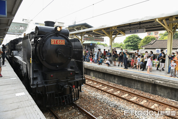 ▲慶祝台南火車站120周年慶「驛藝生輝：追雲去」活動，於台南保安車站盛大開幕，台南市長黃偉哲擔任一日列車長，鳴笛提醒乘客火車即將出發，揮手祝福大家旅途愉快。（圖／記者林悅翻攝，下同）