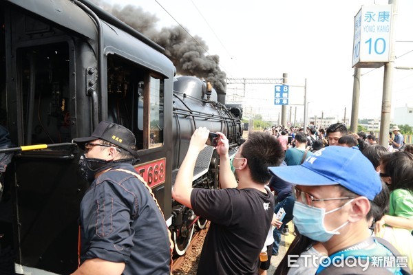 ▲慶祝台南火車站120周年慶「驛藝生輝：追雲去」活動，於台南保安車站盛大開幕，台南市長黃偉哲擔任一日列車長，鳴笛提醒乘客火車即將出發，揮手祝福大家旅途愉快。（圖／記者林悅翻攝，下同）