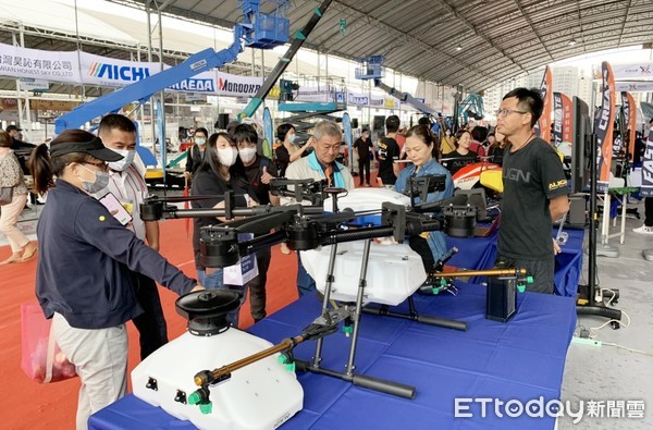 ▲台灣國際農業機械暨資材展首度移師桃園，展出的農用無人機吸引大批農民詢問。（圖／記者沈繼昌攝）