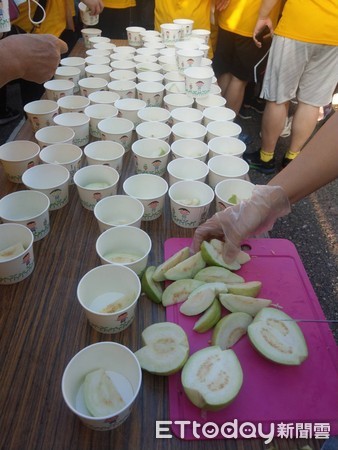 ▲台南古都國際半程馬拉松，清晨由台南市長黃偉哲偕同市議員等人，鳴槍起跑，現場約1萬5千名跑者熱情響應。（圖／記者林悅翻攝，下同）