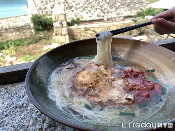 ▲馬祖美食,介壽獅子市場,阿妹的店鼎邊糊,繼光餅漢堡,虫弟餅,老酒麵線。（圖／記者彭懷玉攝）