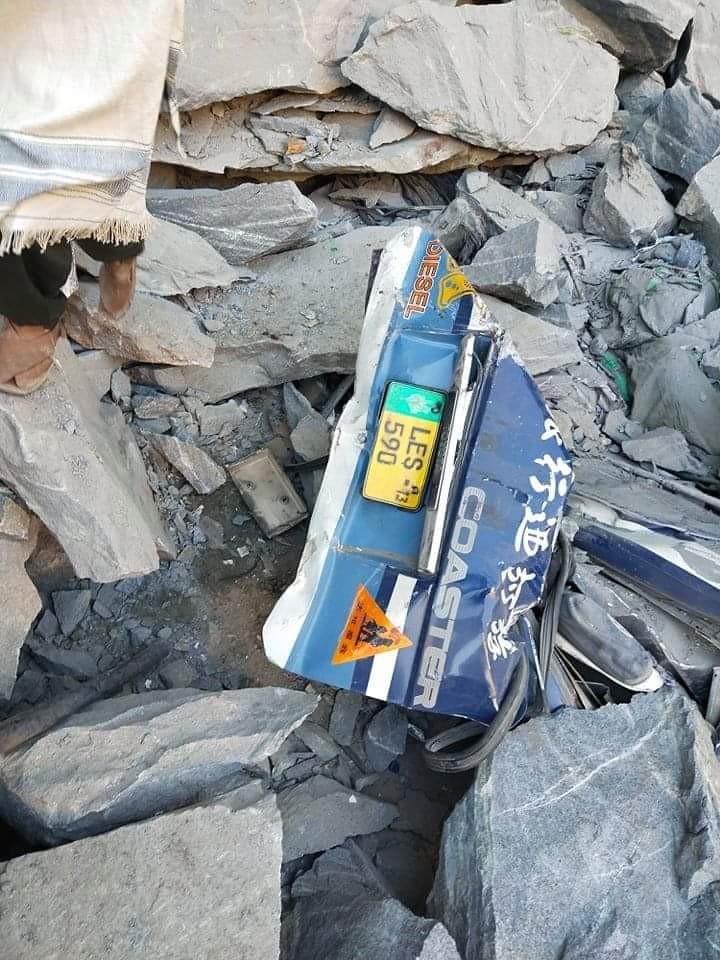 ▲▼巴基斯坦北部山崩掩埋巴士 釀16人死亡慘劇。（圖／翻攝自推特「@NisarAli586」）