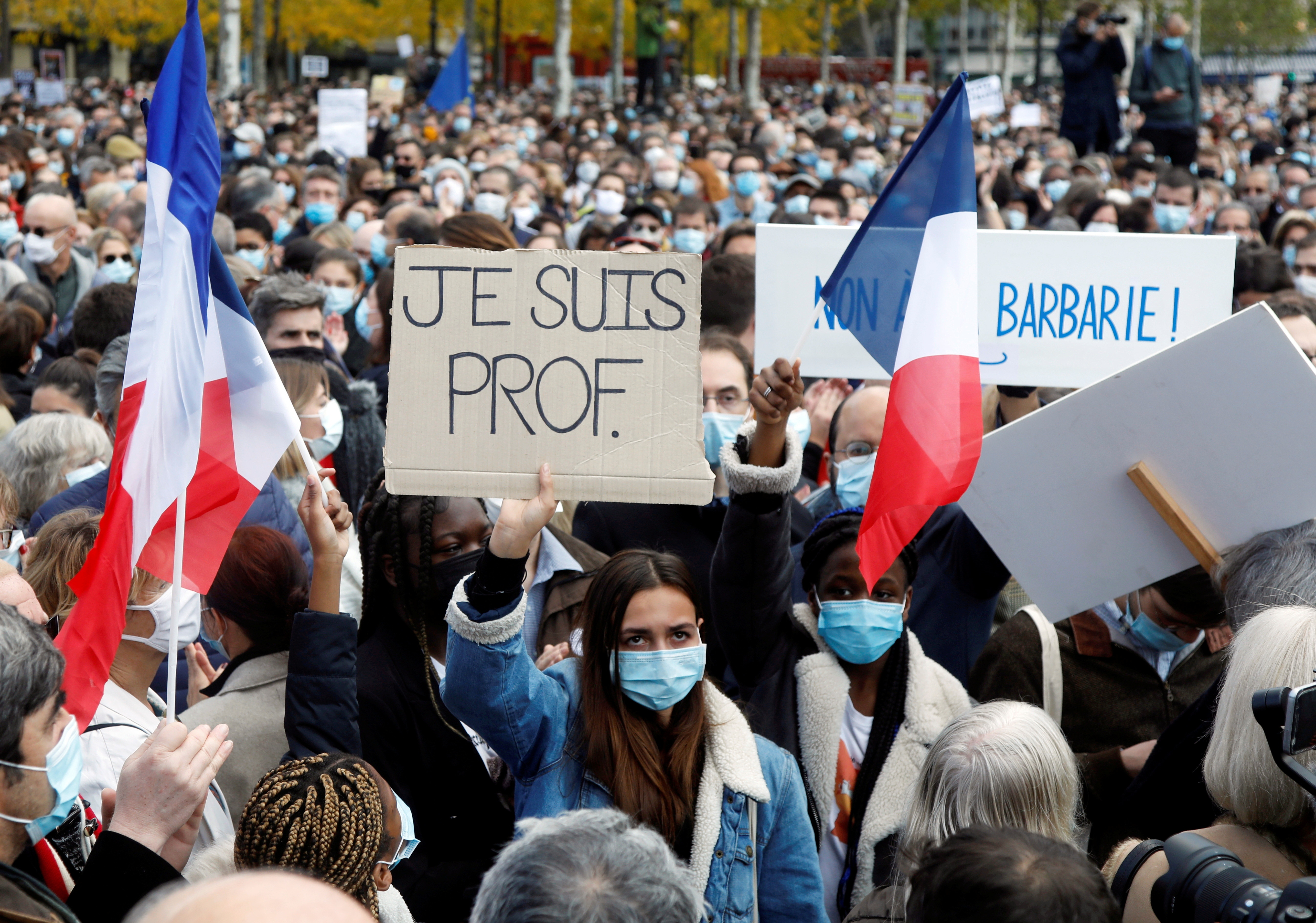 ▲▼法國人上街遊行，聲援遭斬首教師，反恐怖主義。（圖／路透）