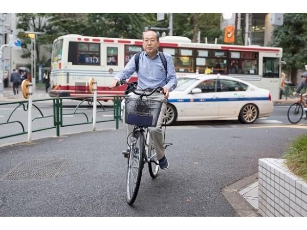 （桐谷廣人每天騎著腳踏車，出門使用優惠券。翻攝自straightpress.jp）