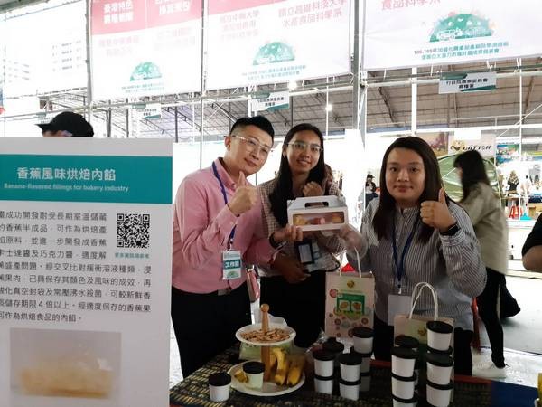 ▲嘉義大學食品科學系楊懷文老師實驗團隊，於桃園農機大展攤位的「香蕉巧克力醬、香蕉卡士達」歡迎試嚐。（圖／楊懷文提供）