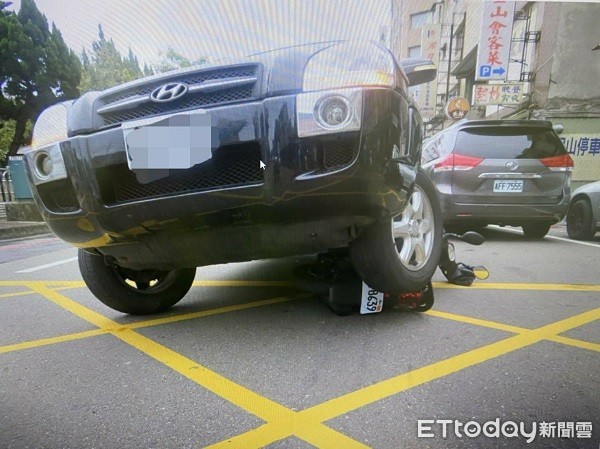 ▲▼被自小客車輾壓的機車後直接卡在轎車底下。（圖／桃園警分局提供）