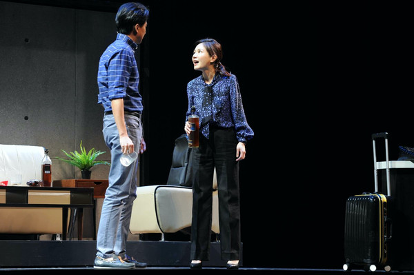 ▲▼謝瓊煖（左）與陳以恩演出《與惡》舞台劇全民公投劇場版。（圖／故事工廠）