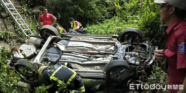 ▲車上載有1家4口的小客車，不慎墜落翻覆在南庄山區，駕駛傷勢嚴重，現場已無生命跡象，目前正在搶救中。（圖／記者黃孟珍翻攝）