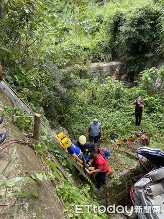 ▲▼小客車墜落5米深山溝中，消防隊員用吊掛方式將駕駛救出送醫。（圖／記者黃孟珍翻攝）