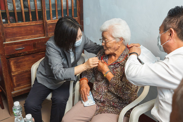 ▲▼總統蔡英文探視嘉義百歲人瑞。（圖／總統府提供）