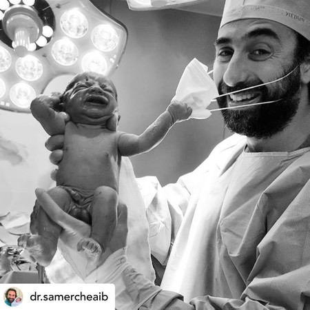 ▲▼謝伊比醫生（Samer Cheaib）在節省嬰兒時口罩遭拉開。（圖／翻攝自Facebook／Dr Samer Cheaib ,Obstetrics & Gynecology , Pregnancy Care in Dubai）
